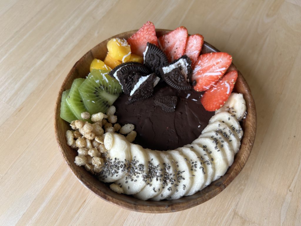 クラッキングアサイーボウル
たっぷりのクラッキングチョコレート！
バリッ！ザクッ！カリッ！の音と
食感が楽しめます！